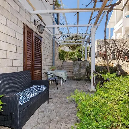 Jele Apartman *
